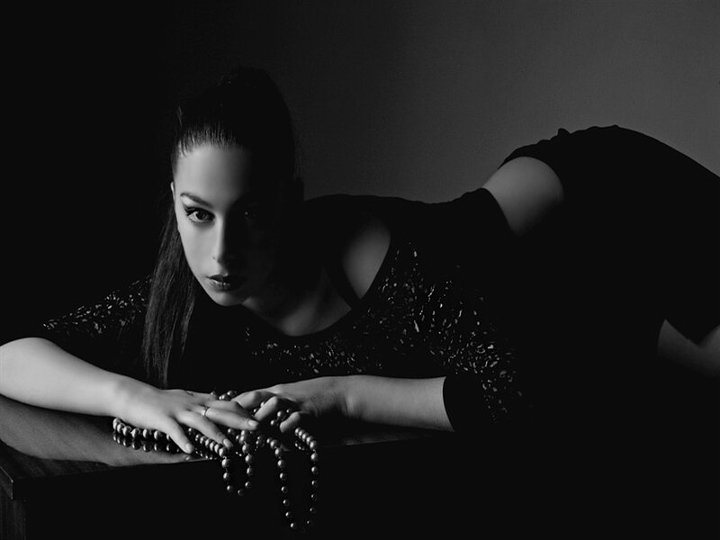 Woman with Beads — Black