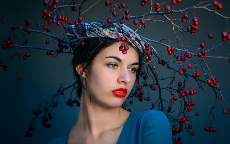 Woman with Berry Crown — Blue