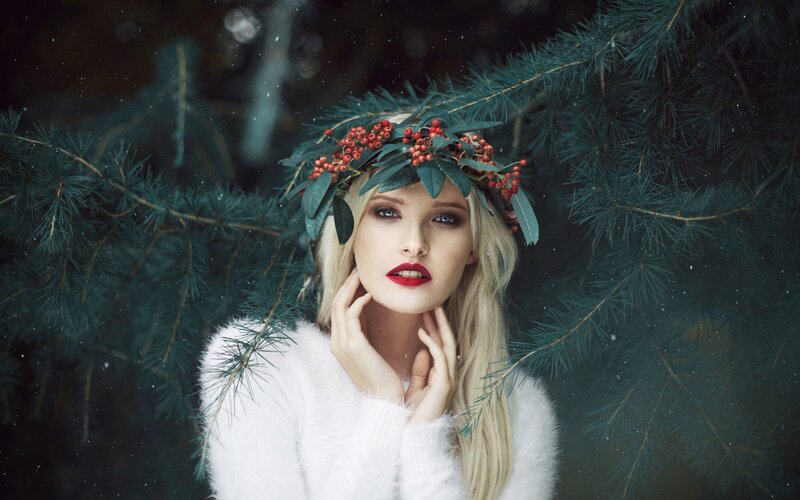 Woman with Berry Crown — Green, Dramatic