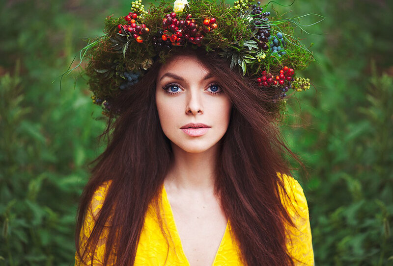 Woman with Berry Crown — Green