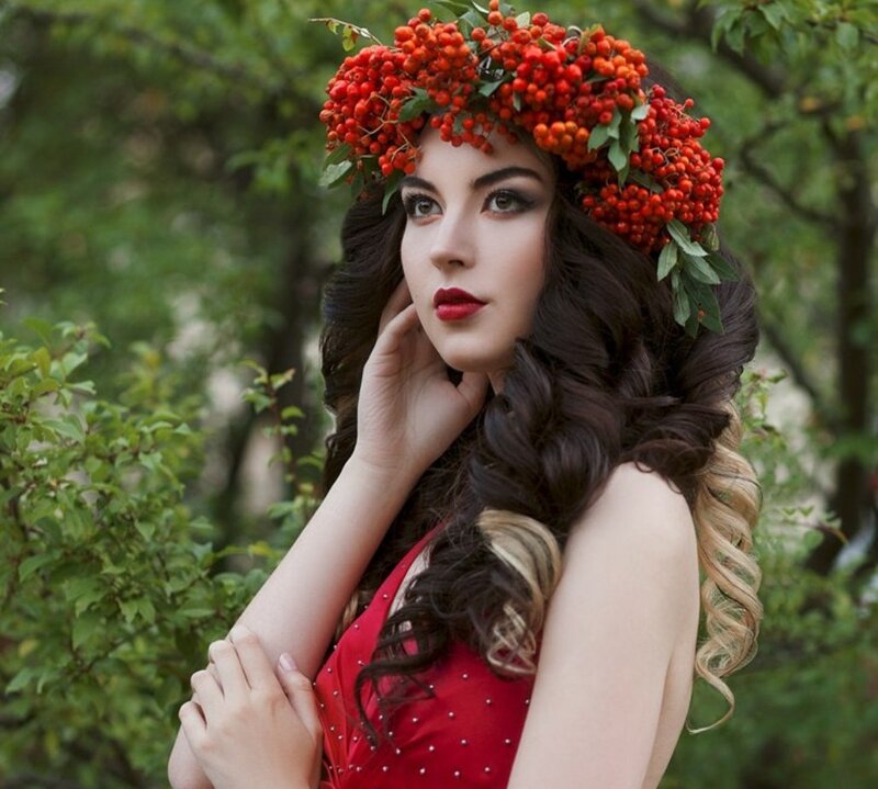 Woman with Berry Crown — Red, Dramatic, Summer