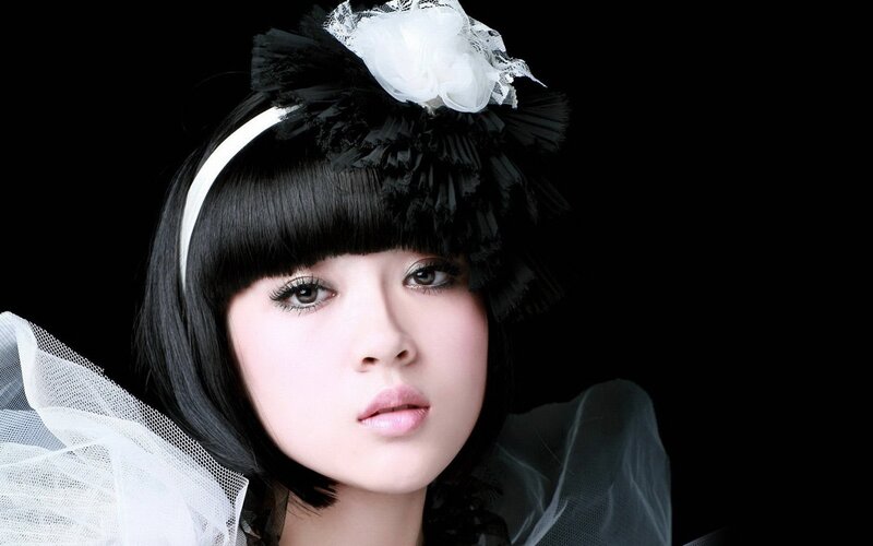 woman with black and white headpiece