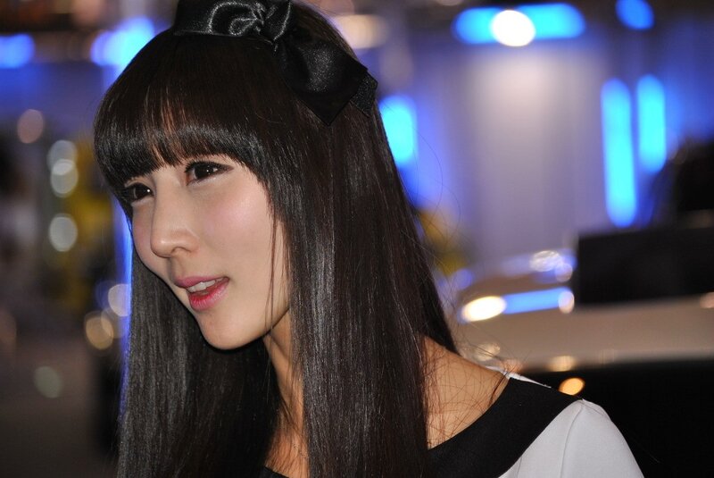 woman with black bow at event