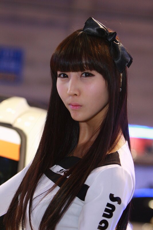 woman with black bow at event