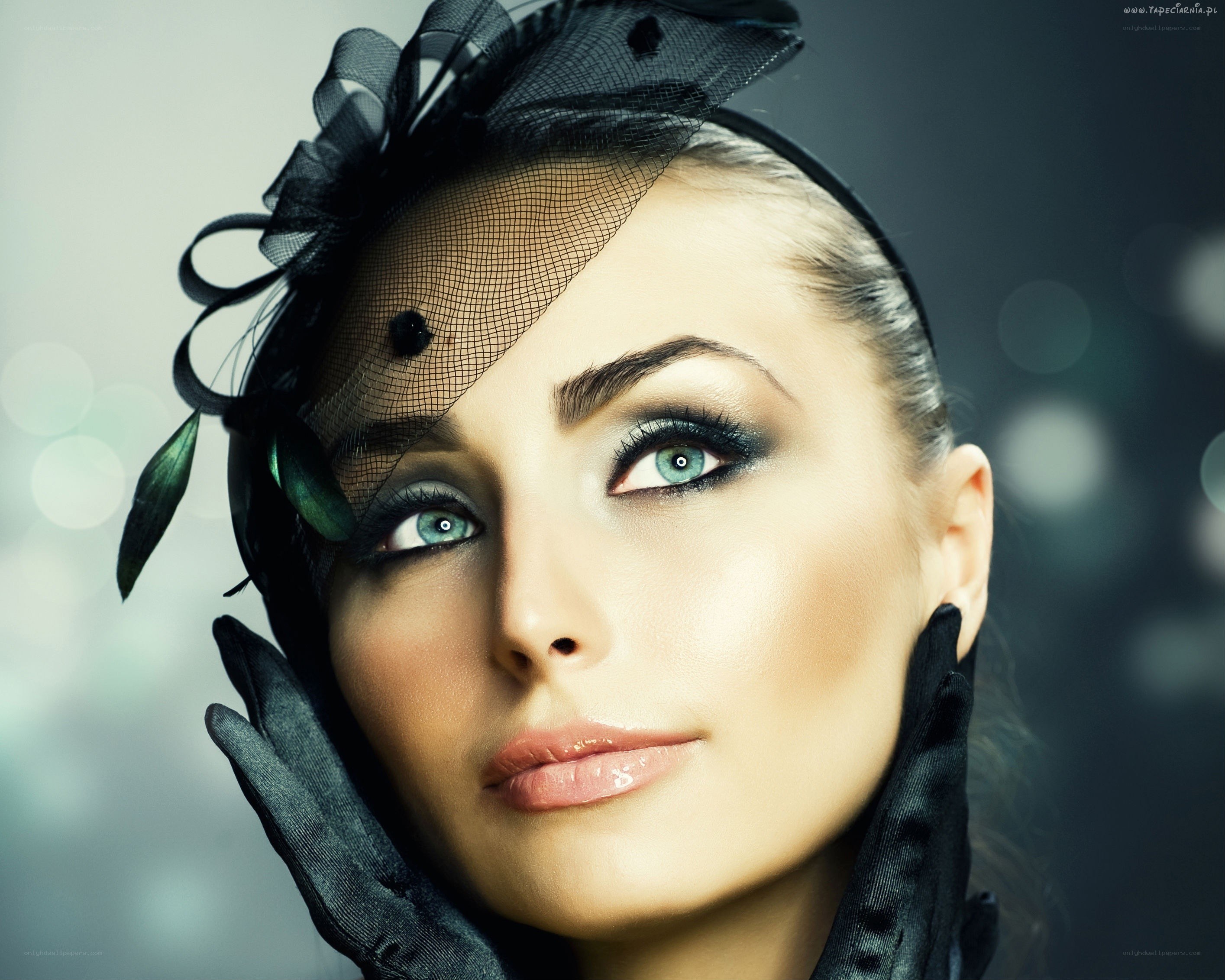 woman with black hat and gloves