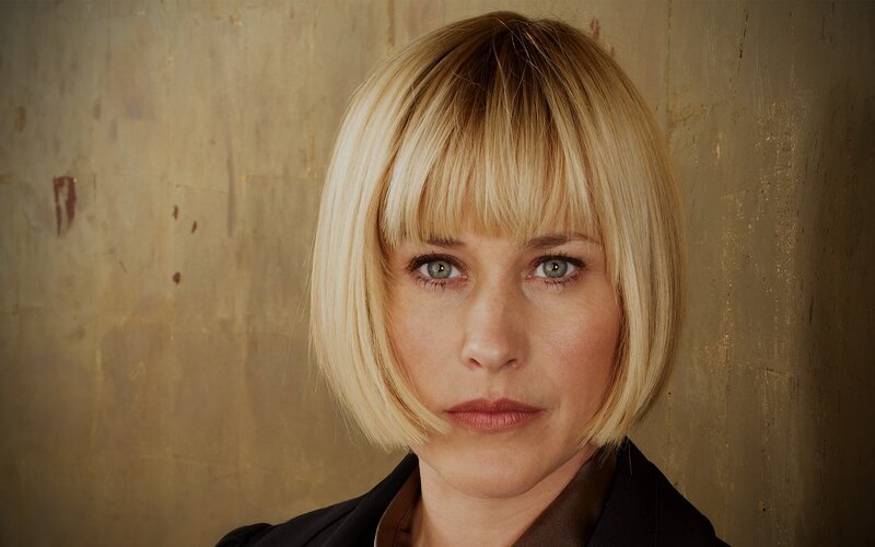 woman with blonde bob haircut