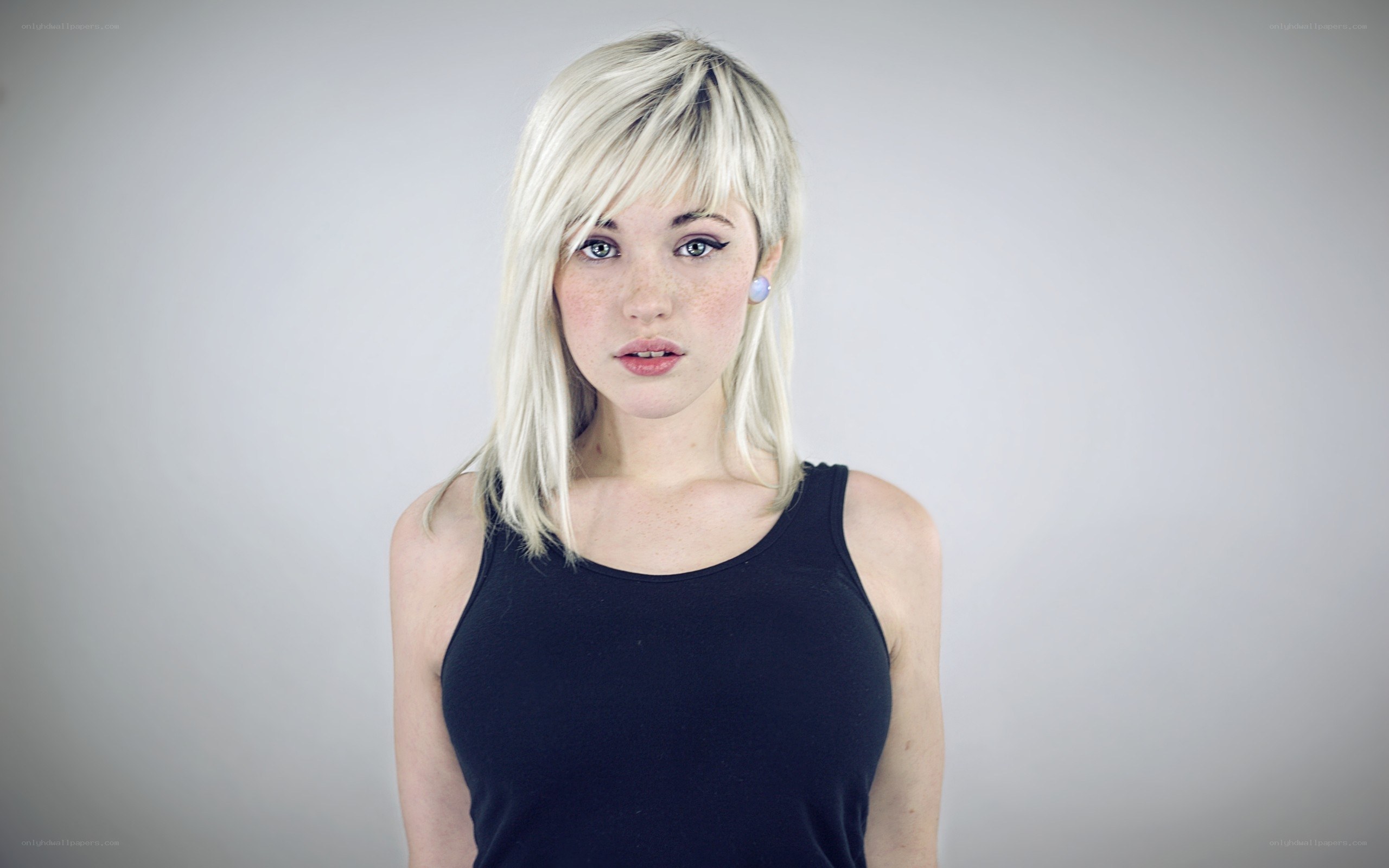 woman with blonde hair