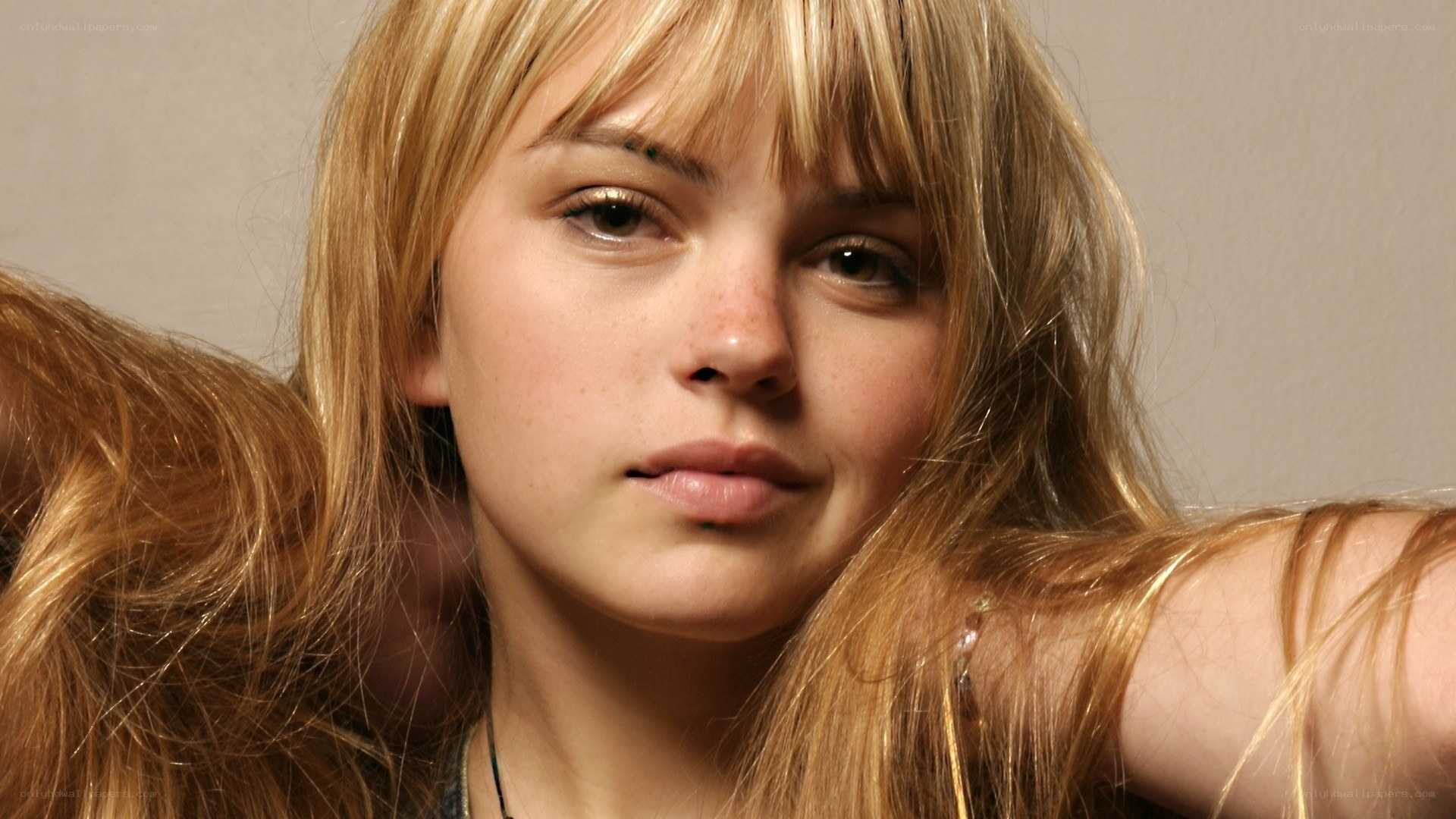 woman with blonde hair