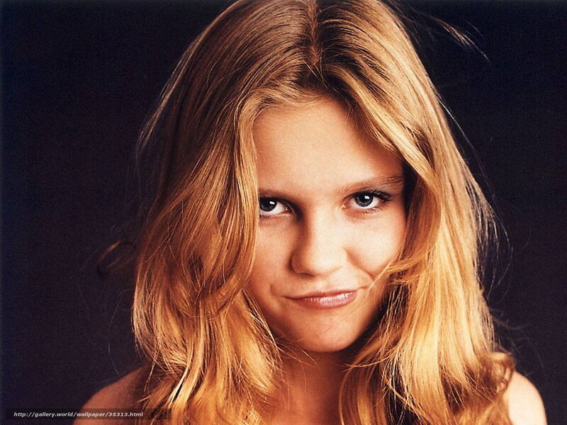 woman with blonde hair