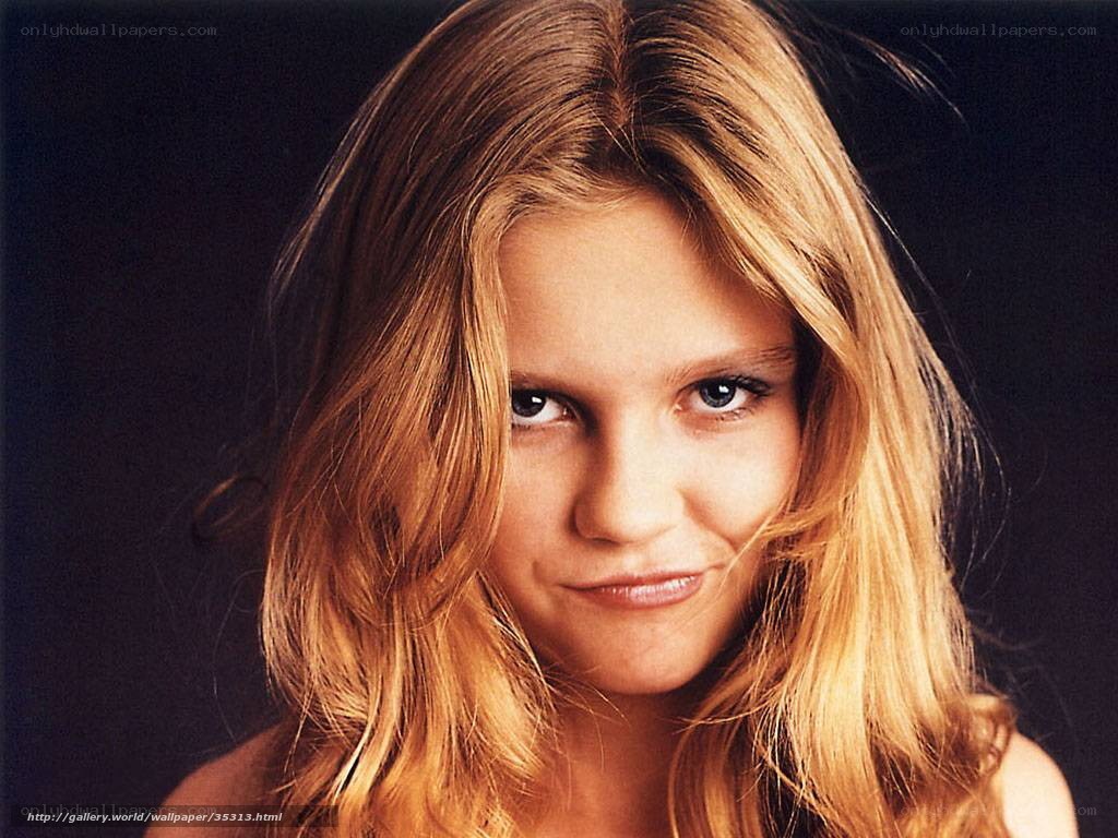 woman with blonde hair