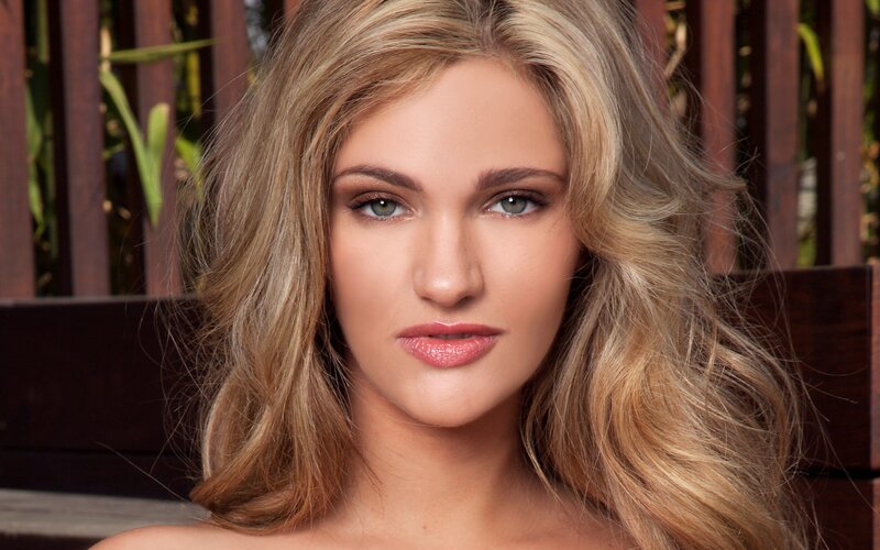 woman with blonde hair
