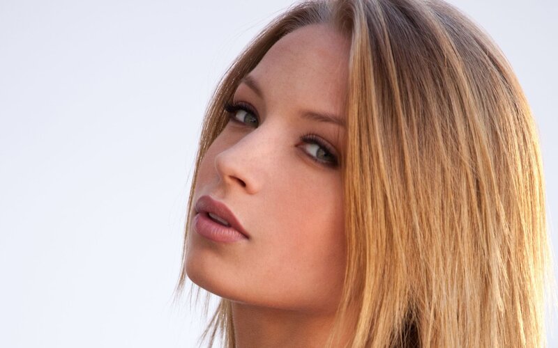 woman with blonde hair