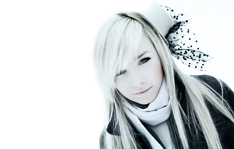 woman with blonde hair and hat