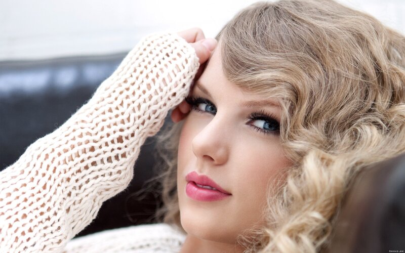 woman with blonde hair and pink lips