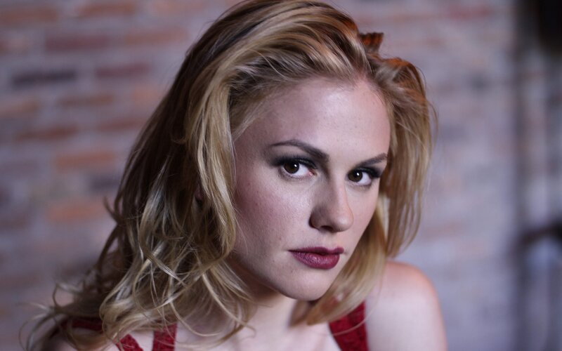 woman with blonde hair and red lipstick