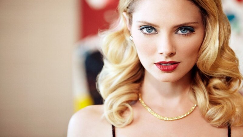 woman with blonde hair and red lipstick