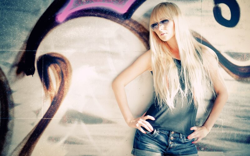woman with blonde hair and sunglasses