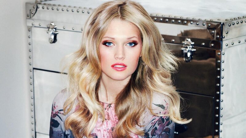 Woman with Blonde Hair — Confident, Photograph, Makeup