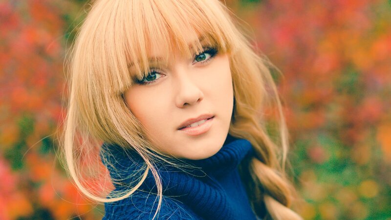 woman with blonde hair in autumn
