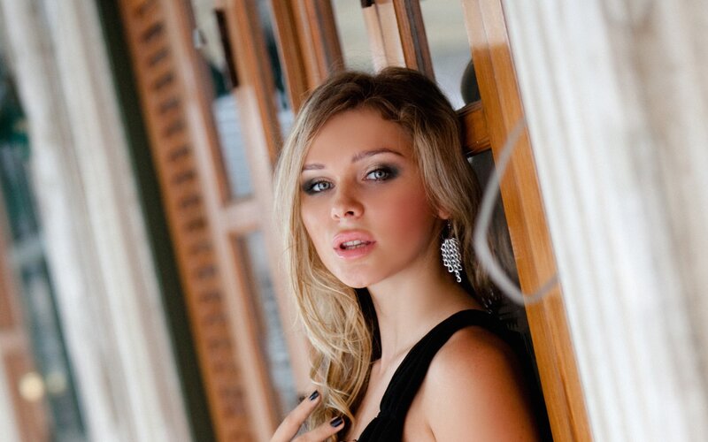 woman with blonde hair posing