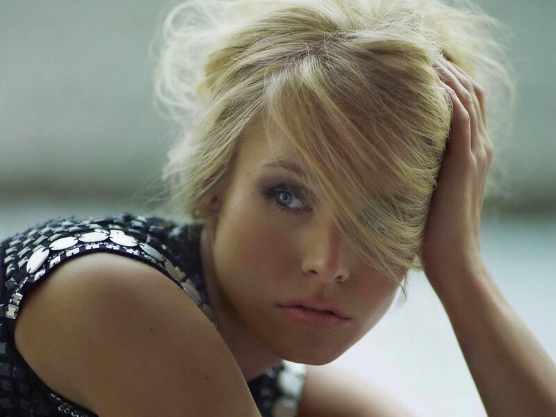 woman with blonde hair posing