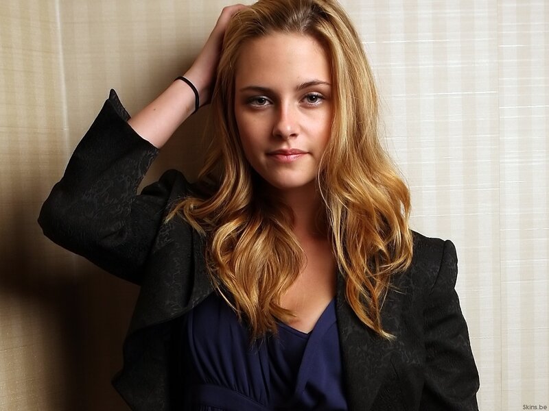 woman with blonde hair posing
