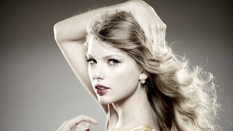 woman with blonde hair posing