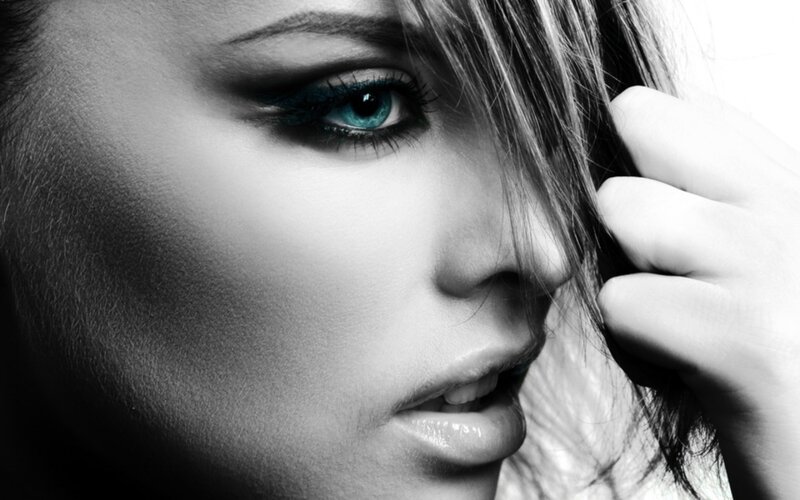 woman with blue eye