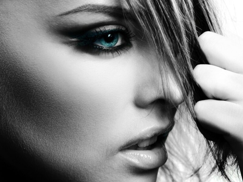 Woman with Blue Eye — Black