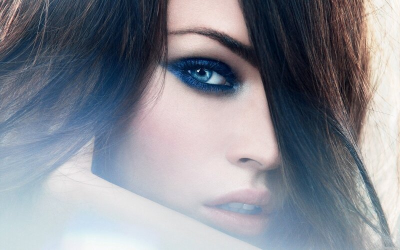 woman with blue eye makeup