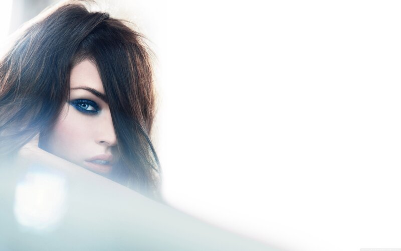 woman with blue eye makeup