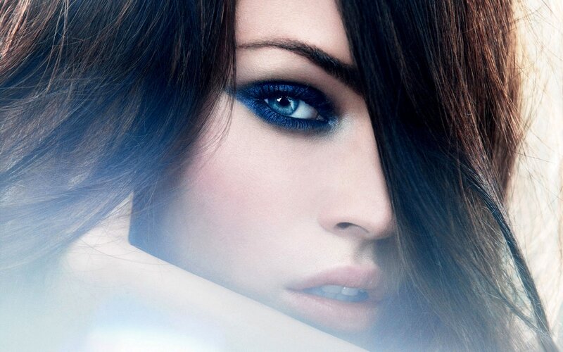 woman with blue eye makeup