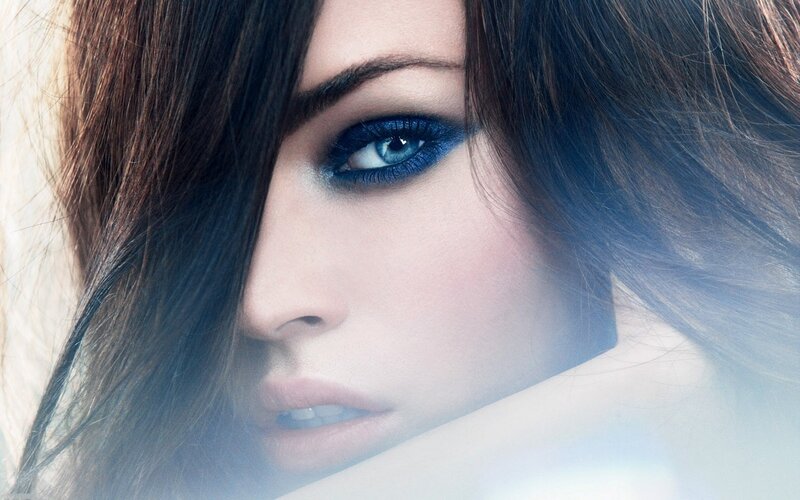 woman with blue eye makeup