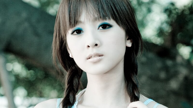 woman with blue eye makeup