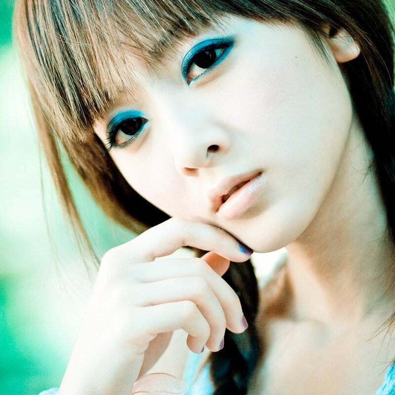 woman with blue eye makeup