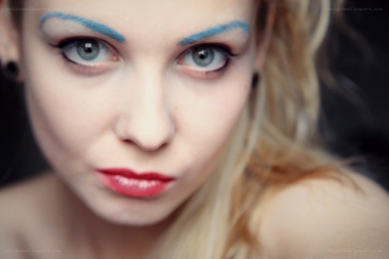 woman with blue eyebrows