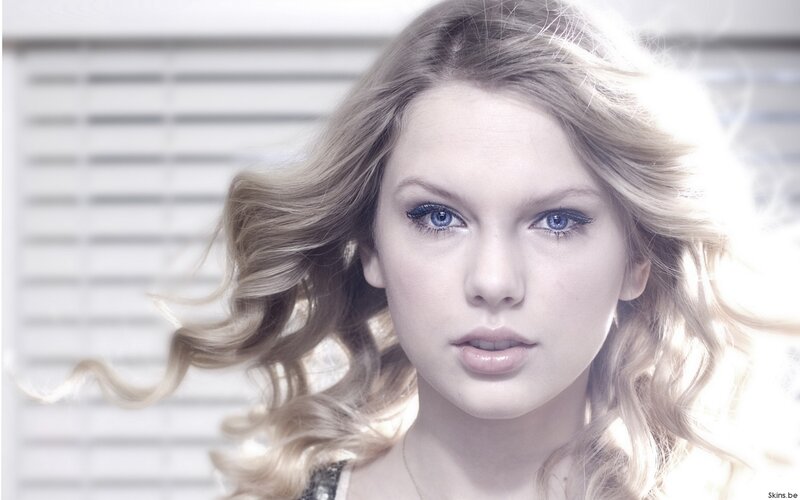 woman with blue eyes and blonde hair