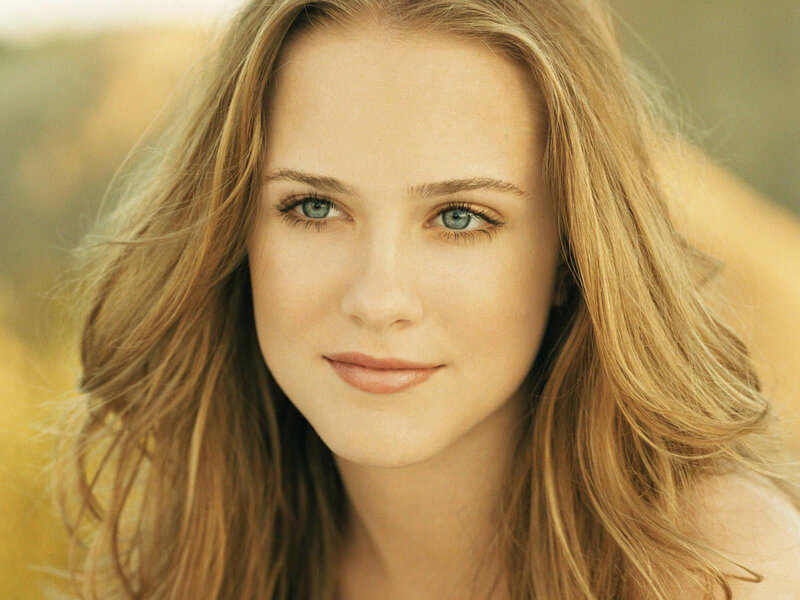 woman with blue eyes and blonde hair