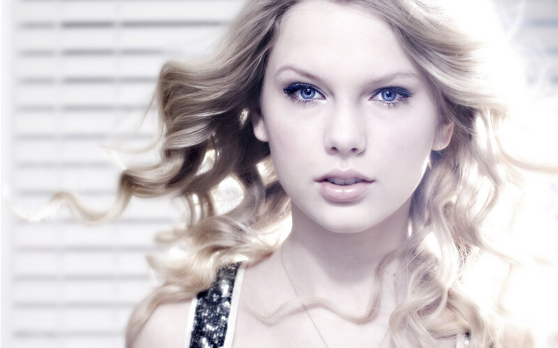 woman with blue eyes and blonde hair