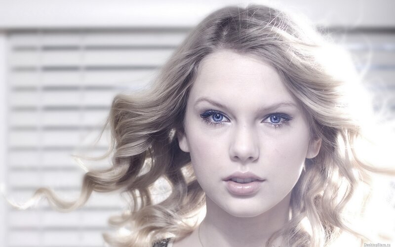 woman with blue eyes and blonde hair
