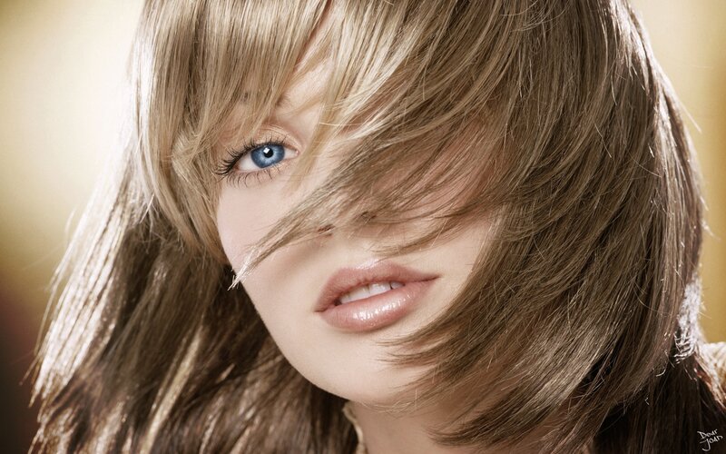 woman with blue eyes and blonde hair