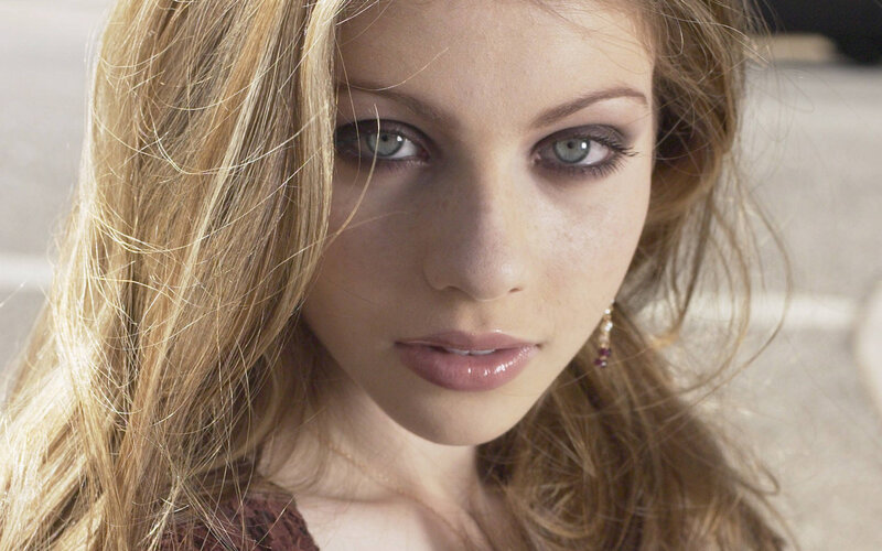woman with blue eyes and blonde hair