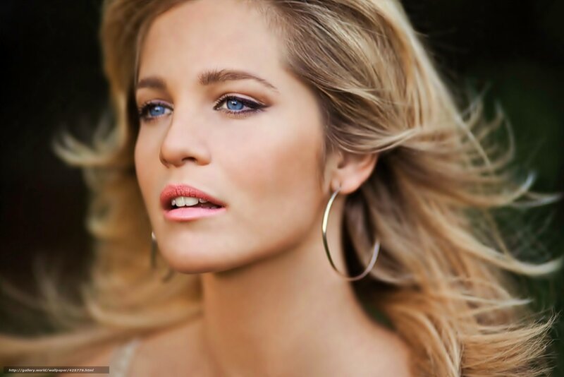 woman with blue eyes and blonde hair