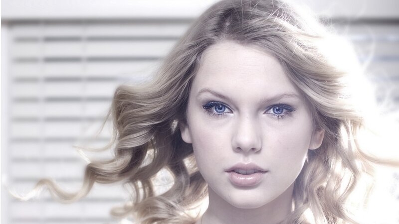 woman with blue eyes and blonde hair