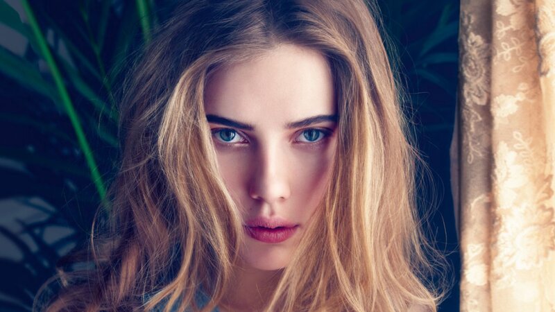 woman with blue eyes and blonde hair