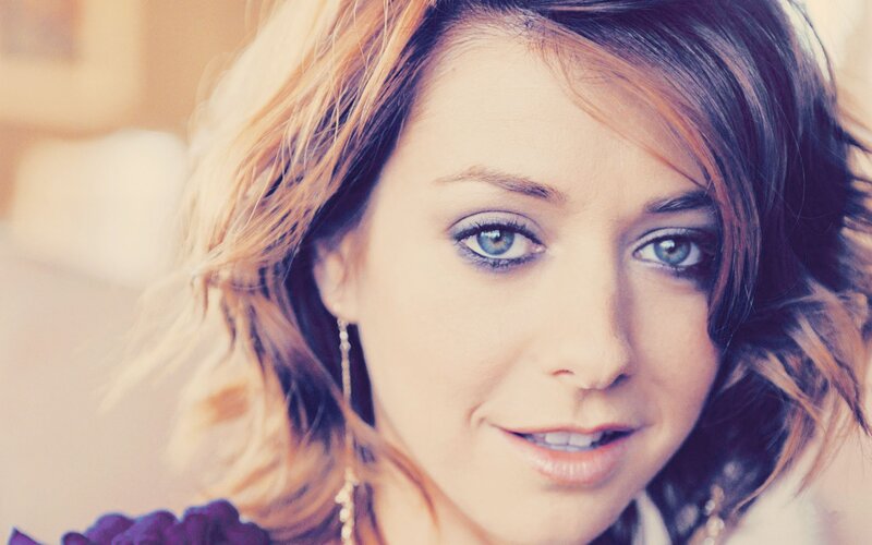 woman with blue eyes and blonde hair
