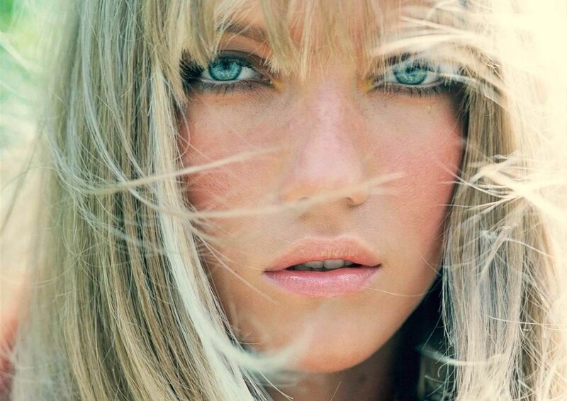 woman with blue eyes and blonde hair