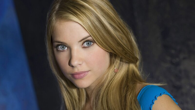 woman with blue eyes and blonde hair