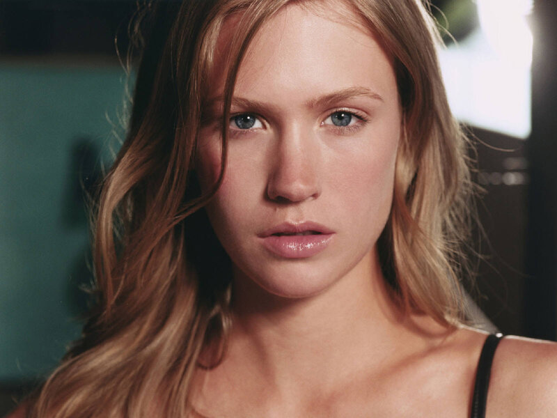 woman with blue eyes and blonde hair