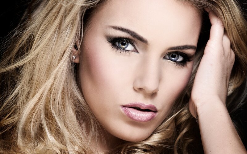 woman with blue eyes and blonde hair